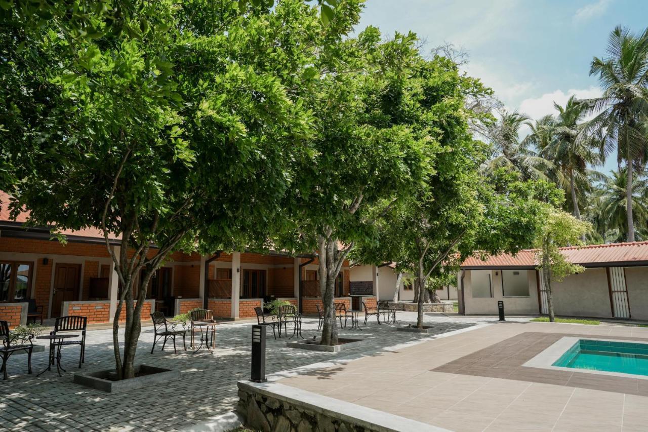 Malala Retreat Hotel Hambantota Ngoại thất bức ảnh